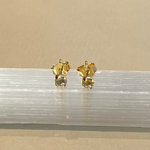 Sumi - oorknopjes goud witte topaas april