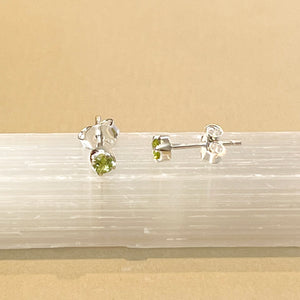 Sumi - oorknopjes zilver peridot augustus