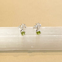 Sumi - oorknopjes zilver peridot augustus
