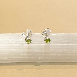 Sumi - oorknopjes zilver peridot augustus