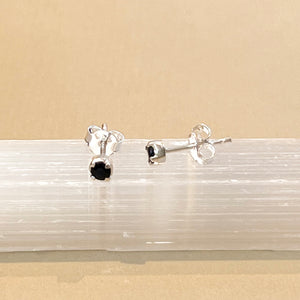 Sumi - oorknopjes zilver saffier september