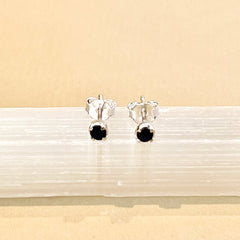 Sumi - oorknopjes zilver saffier september