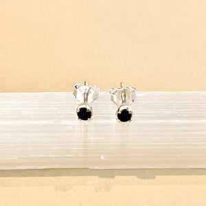Sumi - oorknopjes zilver saffier september