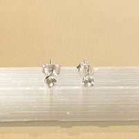 Sumi - oorknopjes zilver witte topaas april