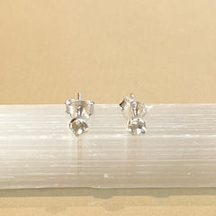 Sumi - oorknopjes zilver witte topaas april