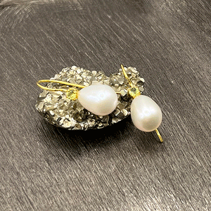 Uma -Pareldruppels met peridot edelsteentje goud