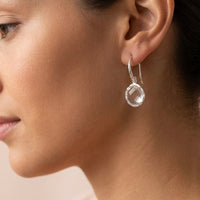 Riva - wavy edge zilveren oorbellen met heldere kwarts edelstenen