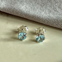 Yaya - oorknopjes zilver blauwe topaas november