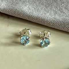 Yaya - oorknopjes blauwe topaas november zilver