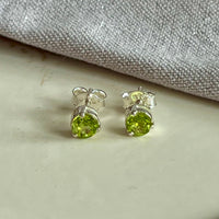 Yaya - oorknopjes zilver peridot augustus