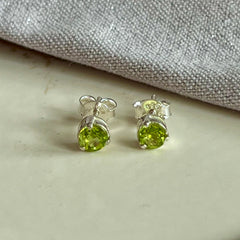 Yaya - oorknopjes zilver peridot augustus