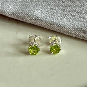 Yaya - oorknopjes zilver peridot augustus