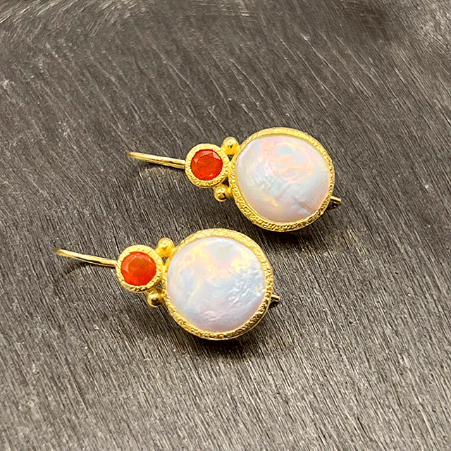 Devi - Pearl earrings gold with carnelian gemstone
