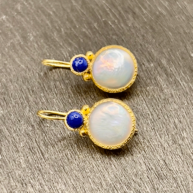 Devi - Parel oorbellen goud met lapis lazuli edelsteentje