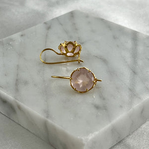 Flore - flowercup oorbellen met edelsteen goud roze chalcedoon