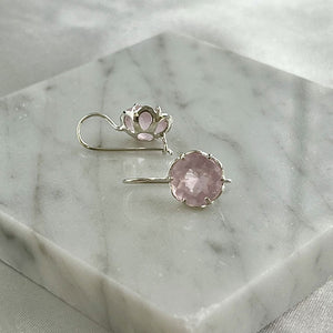Flore - flowercup oorbellen zilver rozenkwarts