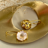 Flore - flowercup oorbellen met rozenkwarts verguld goud