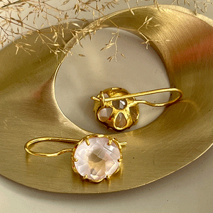 Flore - flowercup oorbellen met edelsteen goud rozenkwarts