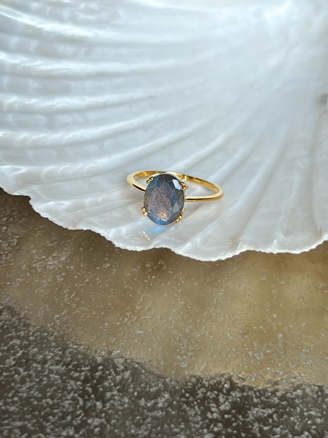 i'm me jewellery 
goudkleurige ring met blauwgrijze edelsteen labradoriet