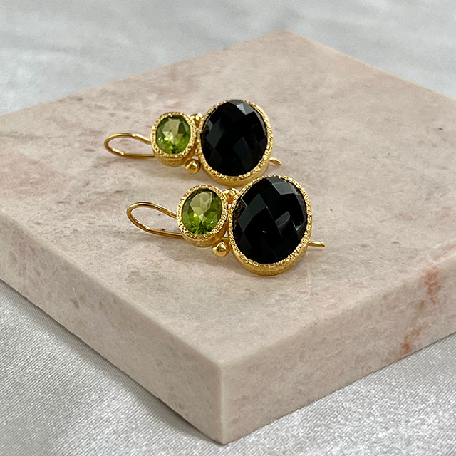 double gems oorbellen peridot en onyx goud