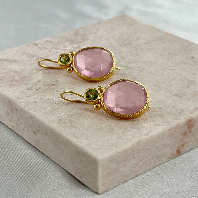 double gems oorbellen peridot en roze chalcedoon goud