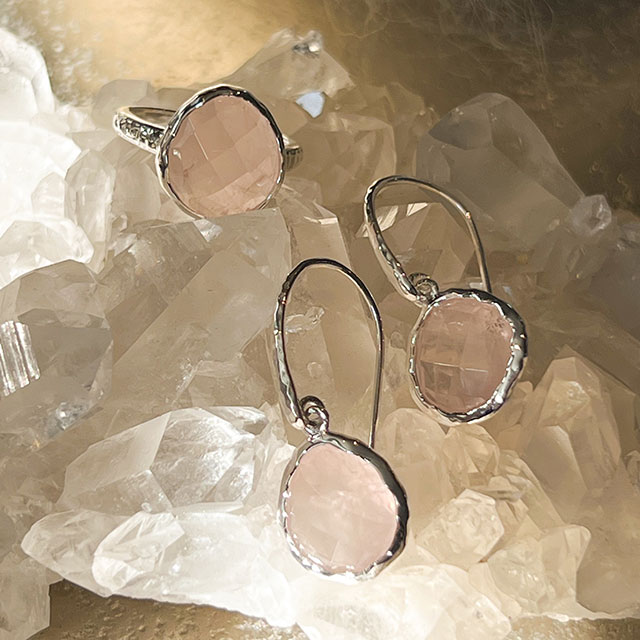 wavy edge facet geslepen oorbellen en ring rozenkwarts zilveren oorbellen met edelstenen