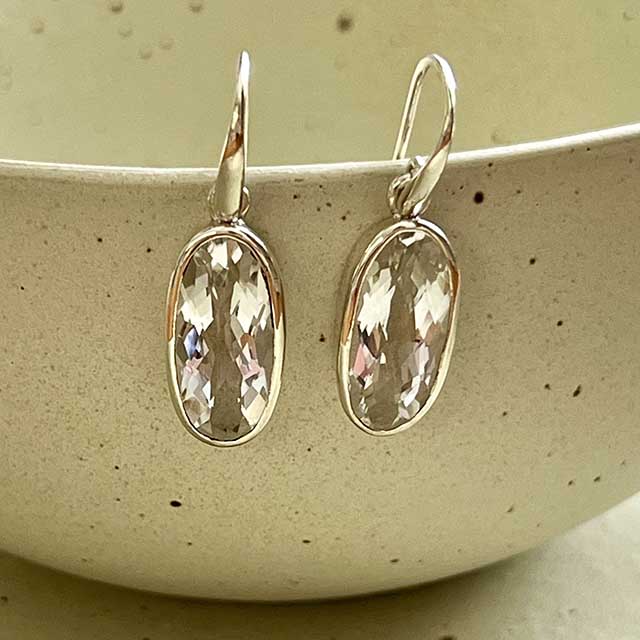 zilveren oorbellen met ovale heldere kwarts edelstenen