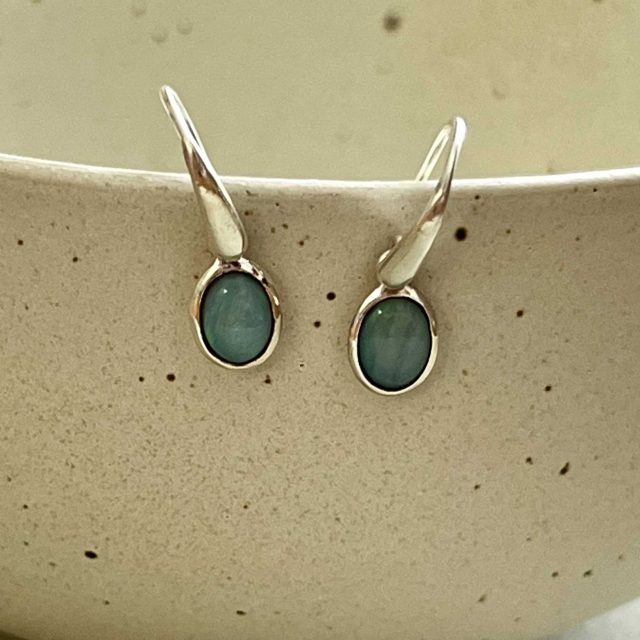 zilveren oorhangers met ovale opaal