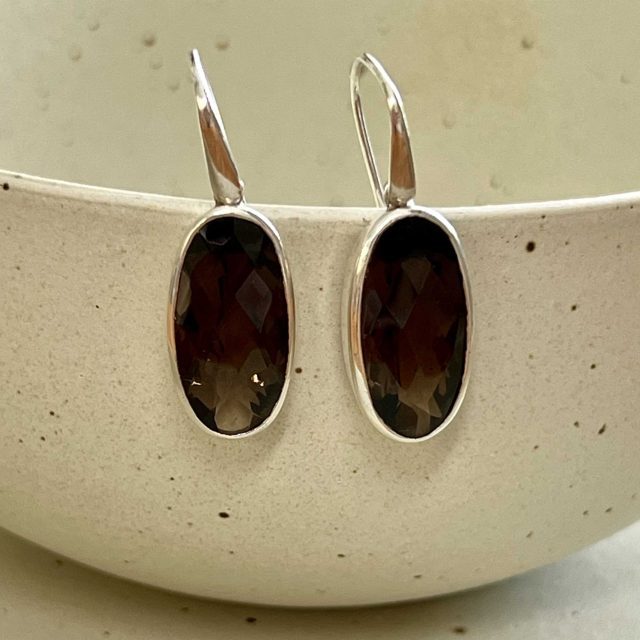 zilveren oorhangers met ovale rookkwarts