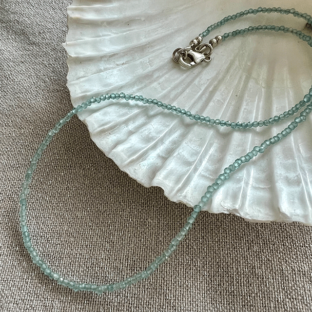 lichte apatiet ketting microbeads