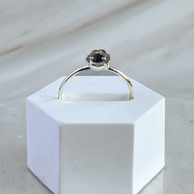 mini flower ring zilver saffier
