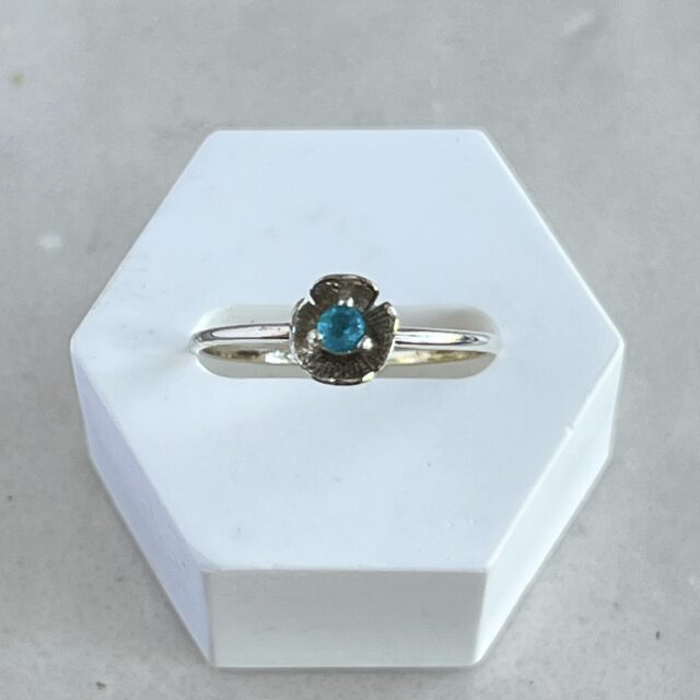 mini flower ring zilver blauwe topaas