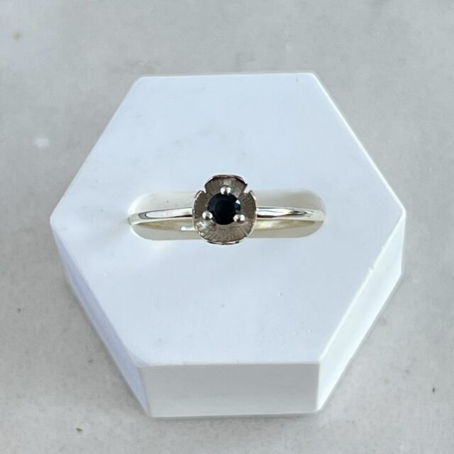 mini flower ring zilver saffier