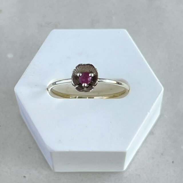 mini flower ring zilver robijn