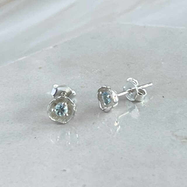 mini flower oorknopjes zilver blauwe topaas