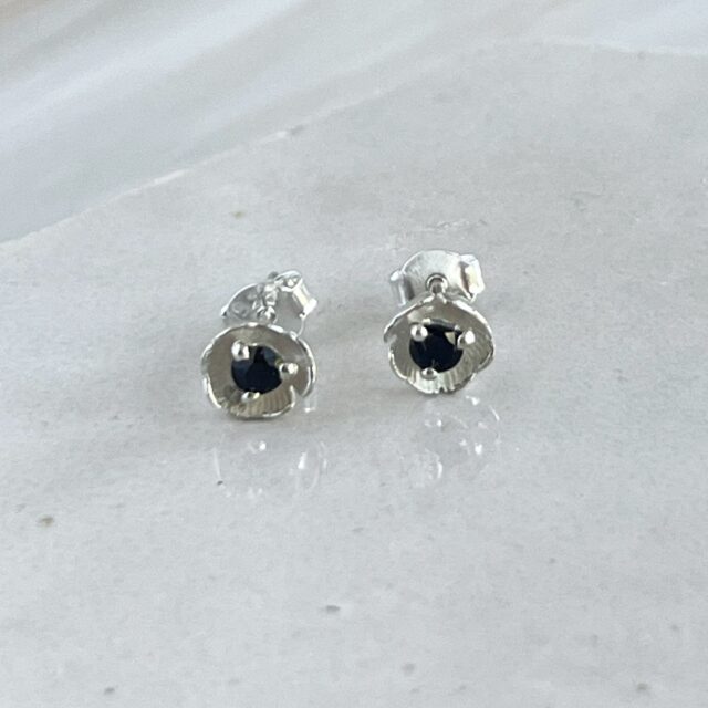 mini flower oorknopjes zilver saffier