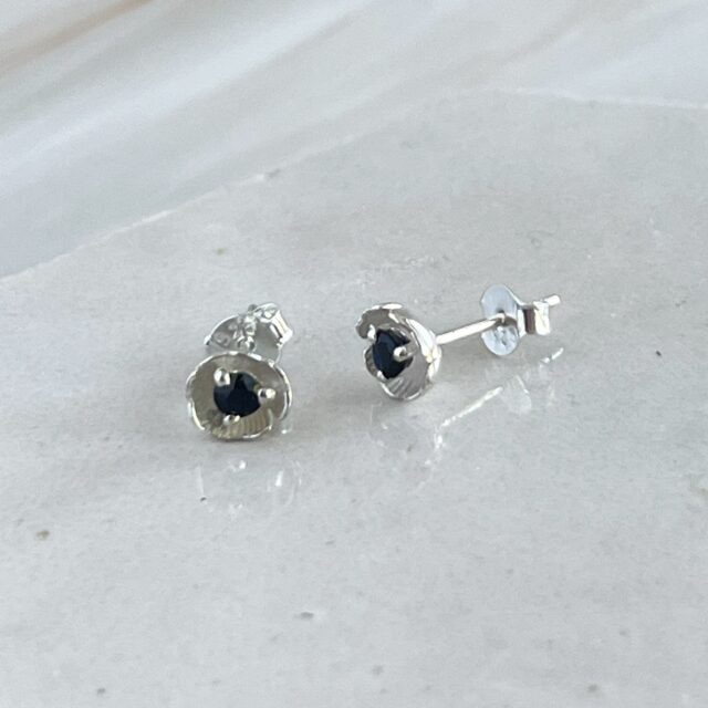 mini flower oorknopjes zilver saffier