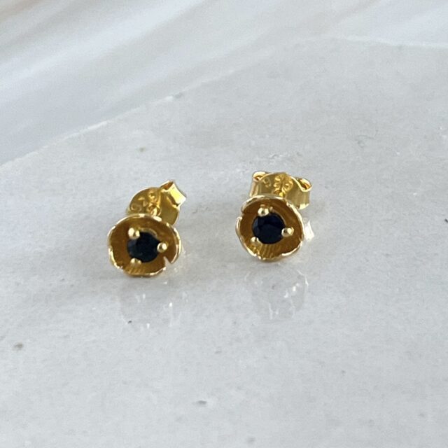 mini flower oorknopjes goud saffier