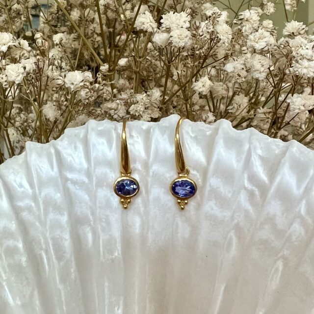 vive oorbellen goud tanzaniet vive oorbellen goud tanzaniet