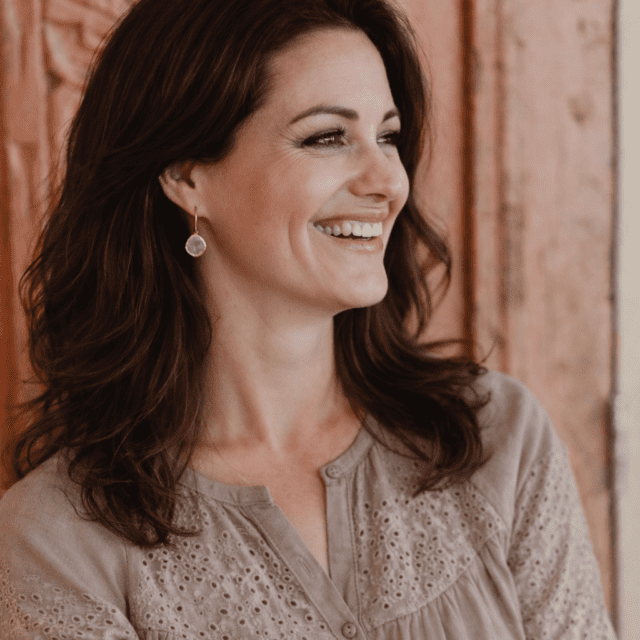 wavy edge oorbel rozenkwarts gedragen