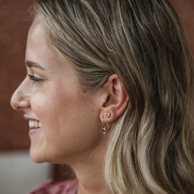 Ronde oorknopjes goud roze toermalijn oktober