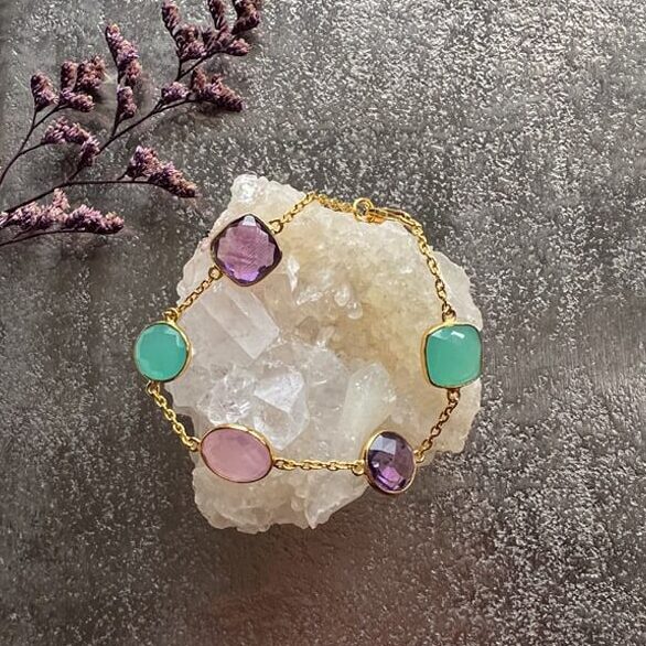 i'm me jewellery 
goudkleurige armband met gekleurde edelstenen