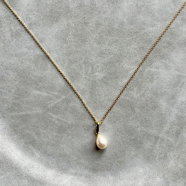 ketting goud met parelhanger detail