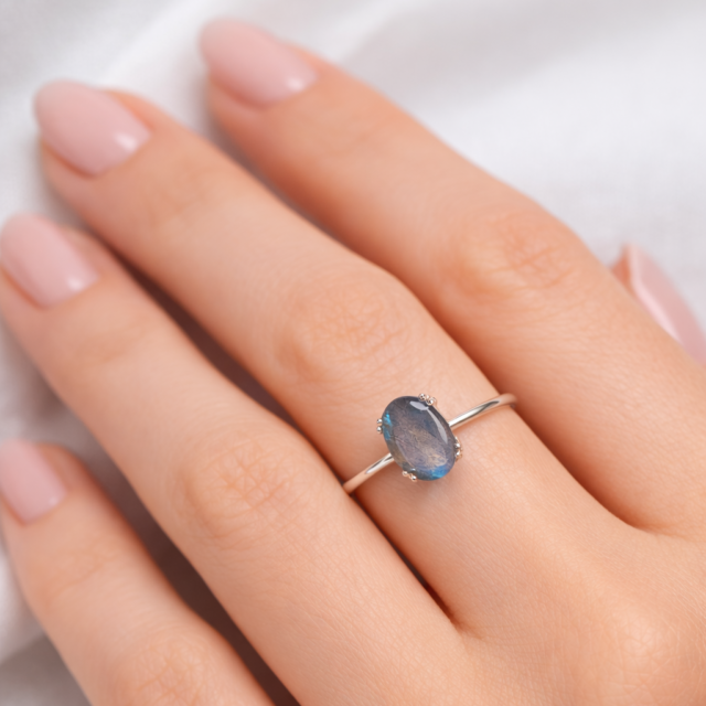 Nila zilveren ring labradoriet gedragen